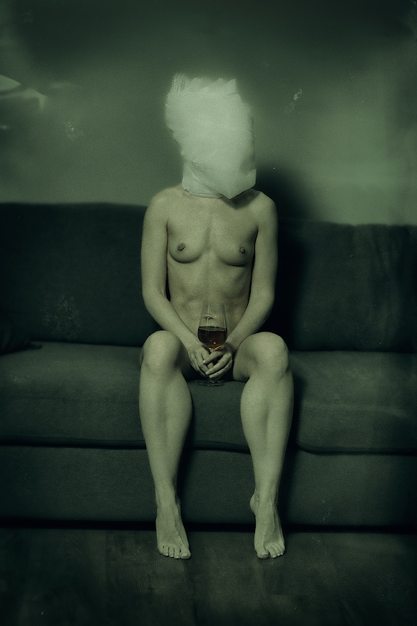 Фото найденное на чердаке необитаемого дома. <br />
Место и время действия неизвестны