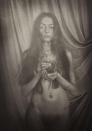 Девушка с чашкой.