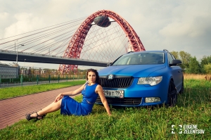 Синяя Skoda на фоне Живописного моста.