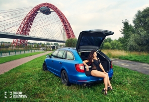 Синяя Skoda на фоне Живописного моста.