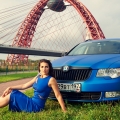 Синяя Skoda на фоне Живописного моста.